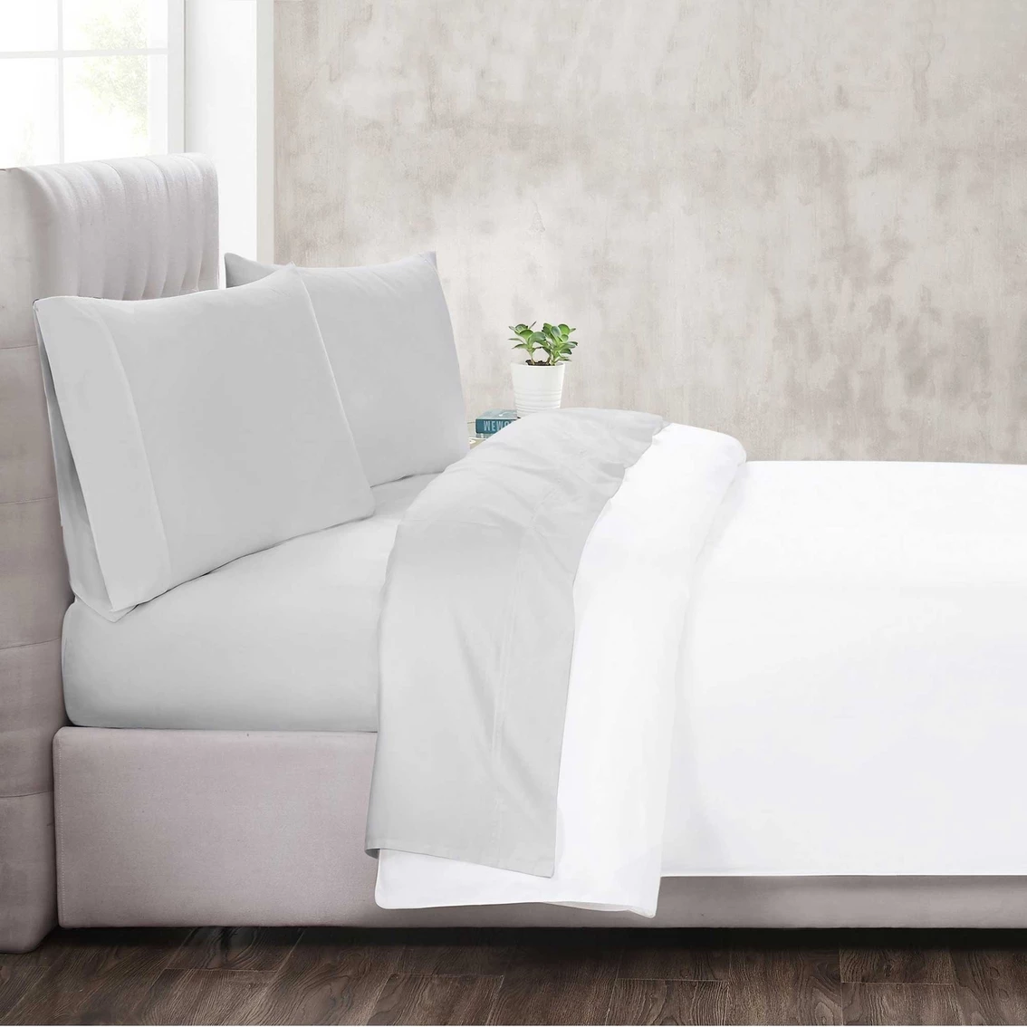 Best deal ???? Christian Siriano 300 Thread Count Cotton Sateen Sheet Set ✨ 3 Best deal ???? Christian Siriano 300 Thread Count Cotton Sateen Sheet Set ✨